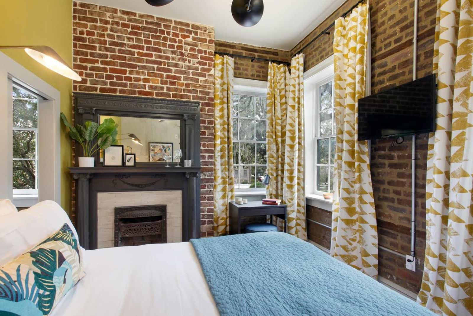 Sunny Queen Downtown 2nd Floor * Savannah